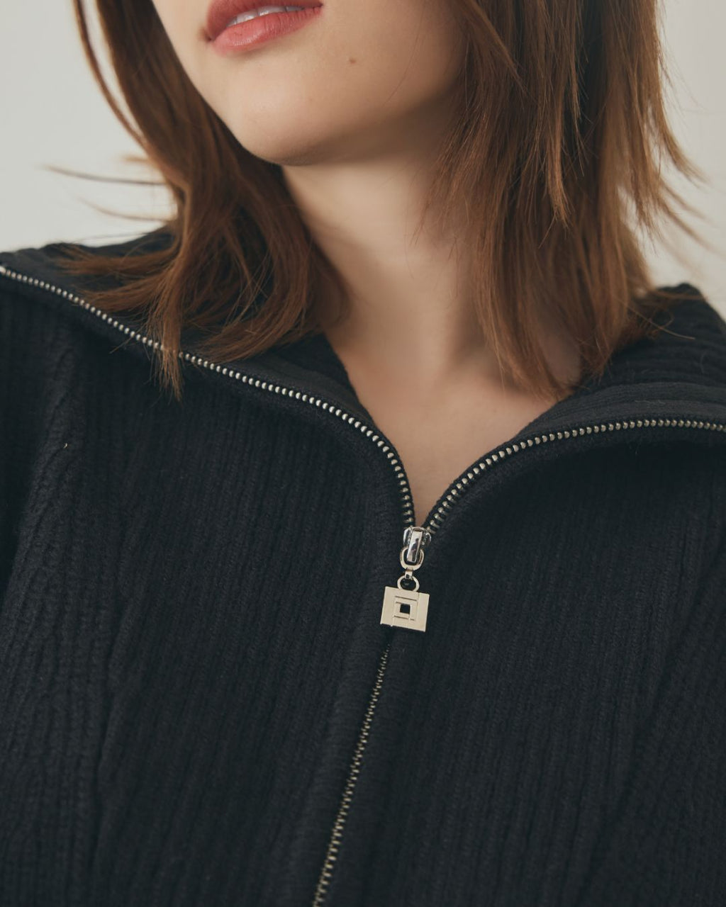 【Unisex】Logo charm Half Zip Knit