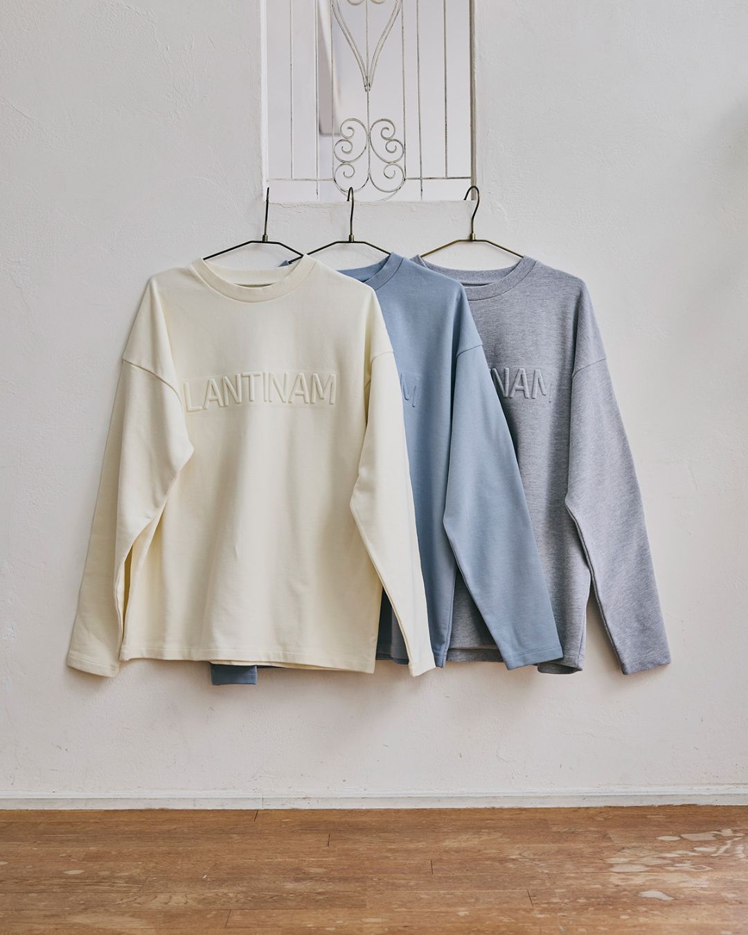 【ユニセックス】Emboss Logo Sweatshirts