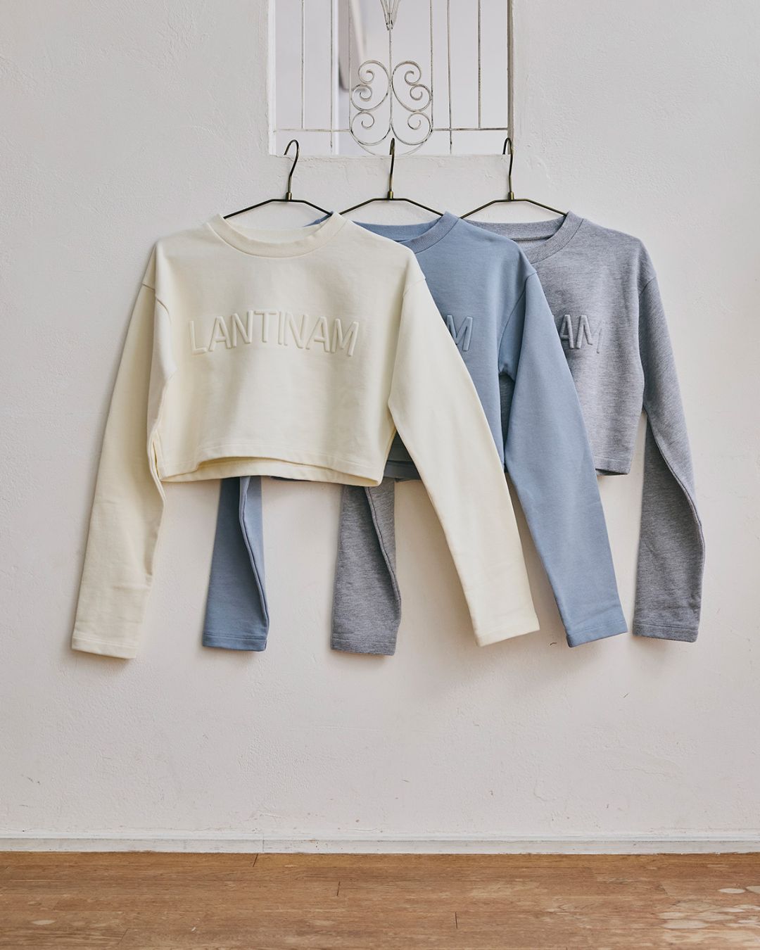【ユニセックス】Emboss Logo Sweatshirts