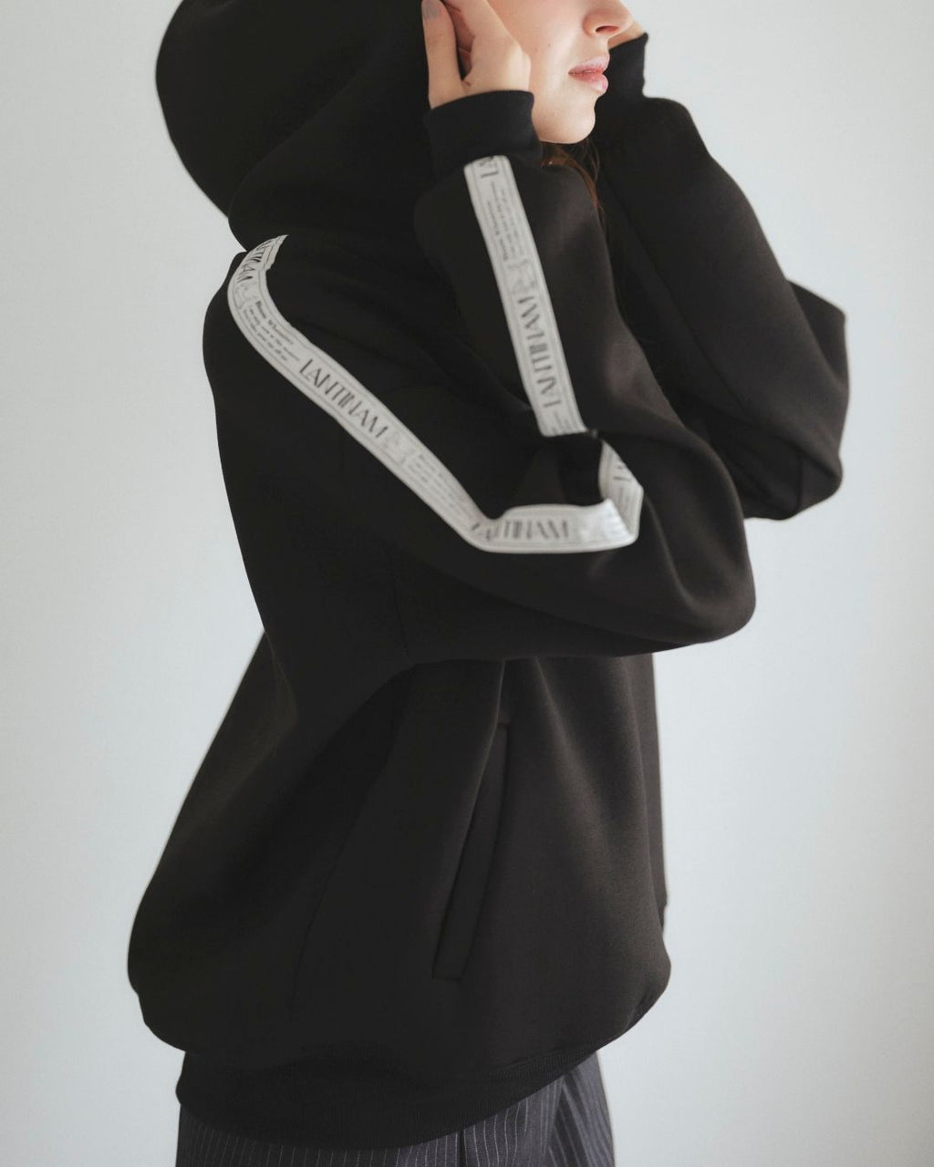 【Unisex】Line Tape Logo Hoodie