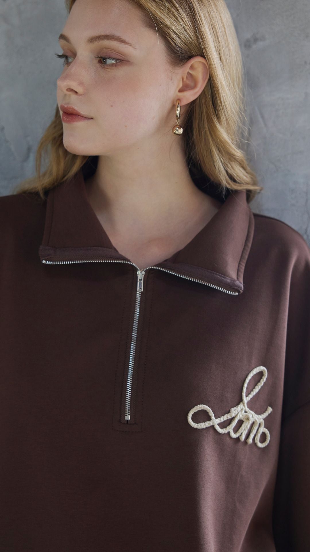 【Unisex】Blade Logo Half Zip Sweat