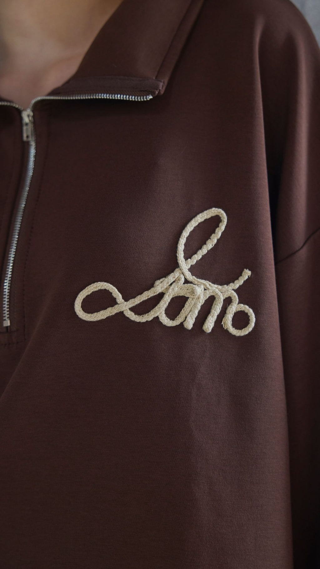 【Unisex】Blade Logo Half Zip Sweat