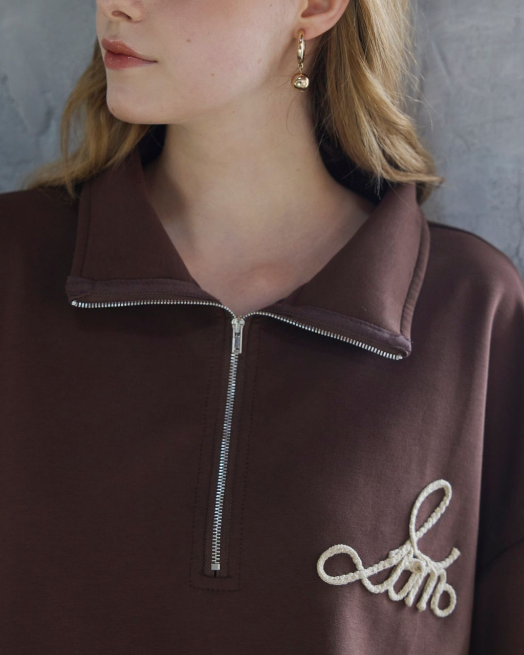 【Unisex】Blade Logo Half Zip Sweat