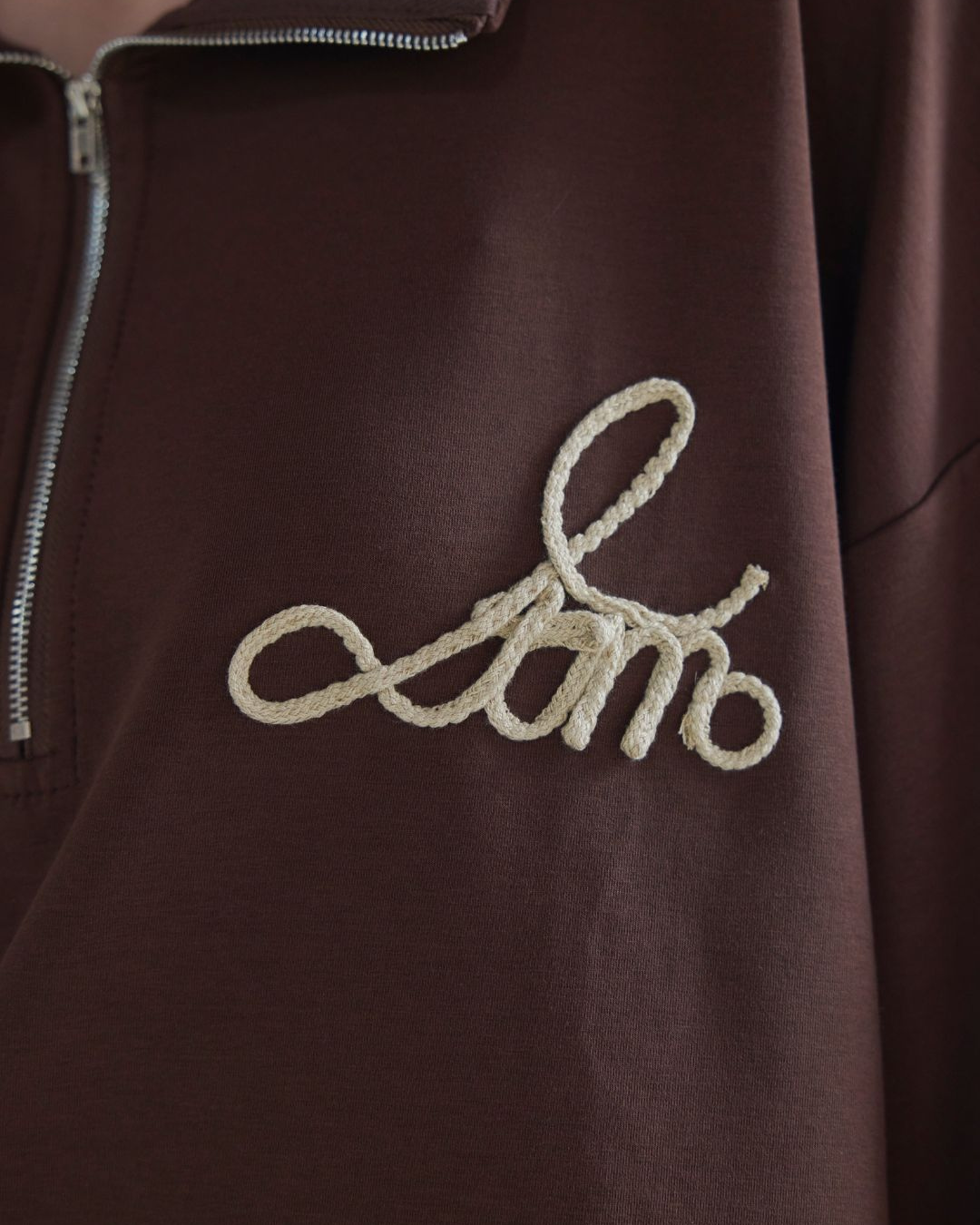 【Unisex】Blade Logo Half Zip Sweat